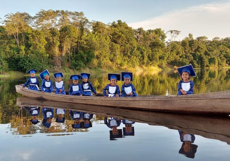 Crianças ribeirinhas celebram a formatura na exuberância da Amazônia